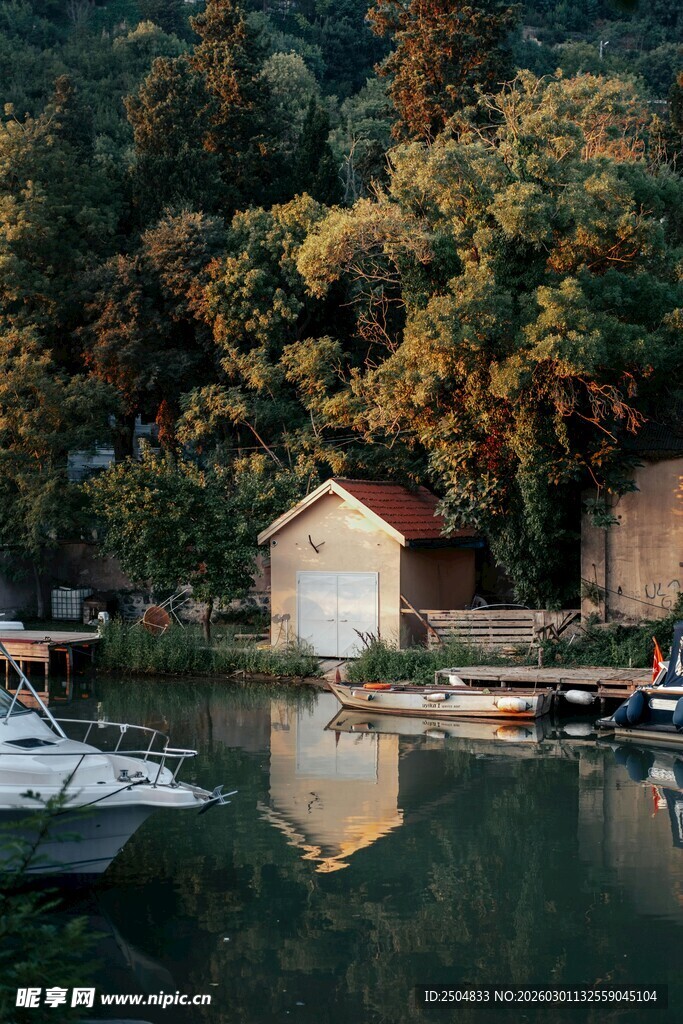 湖畔小屋倒影静谧美景