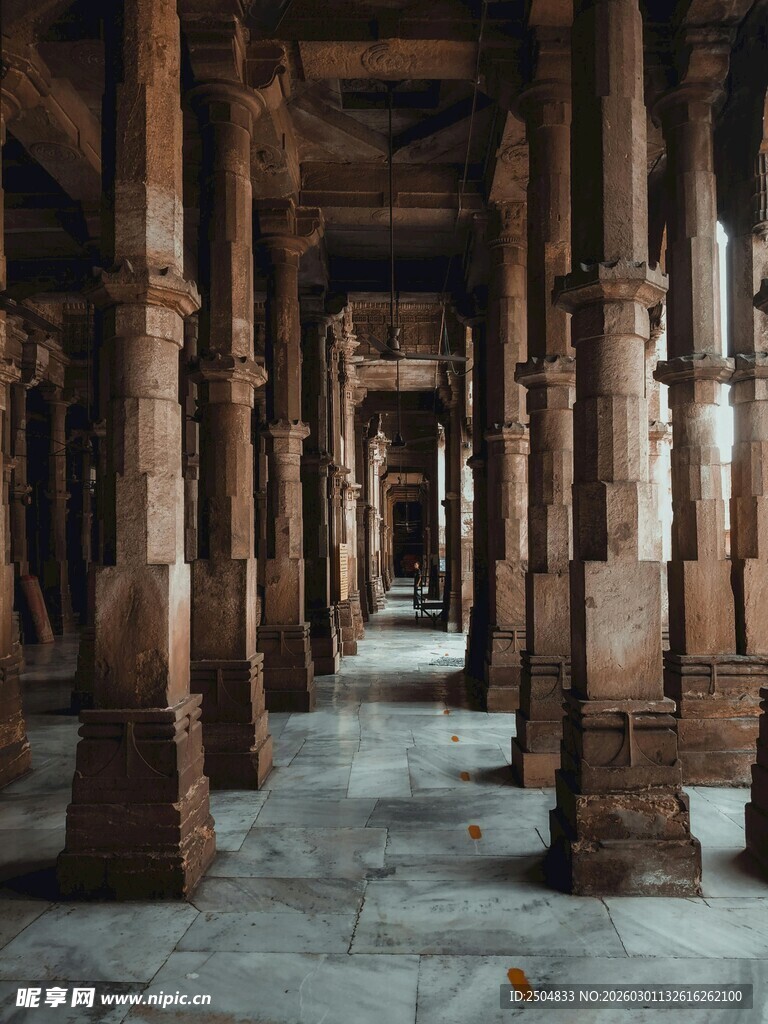 古老建筑内的立柱景观