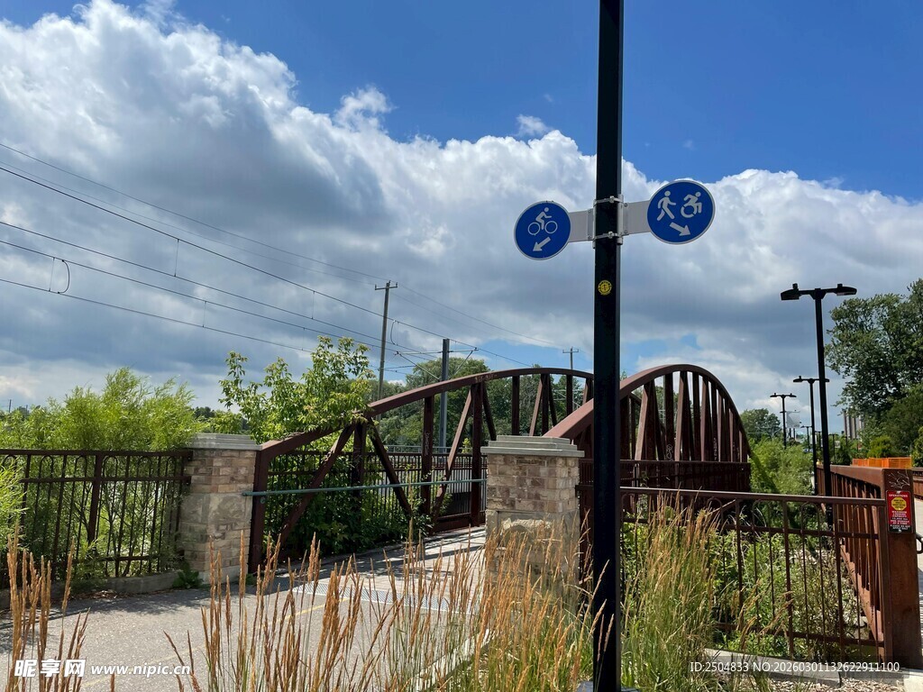 户外铁路设施与蓝天白云