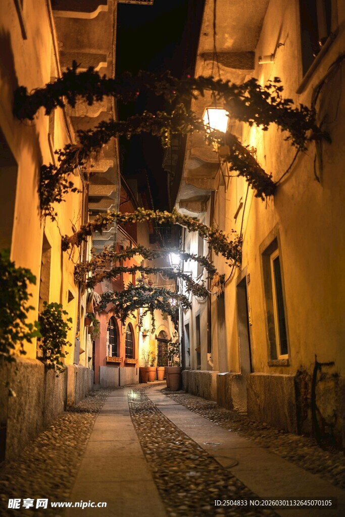 欧式小巷的温馨夜景