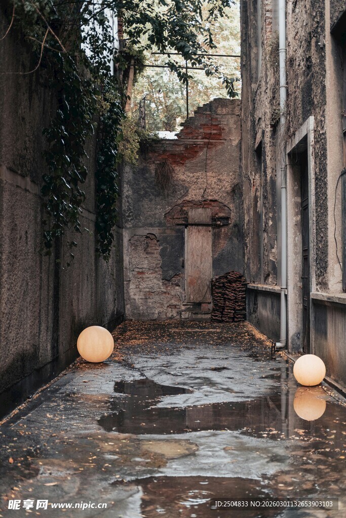 古巷中的温馨球形灯