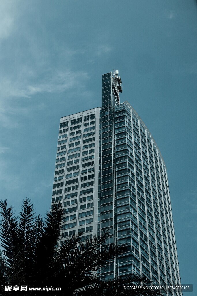 高楼顶端的惊险身影