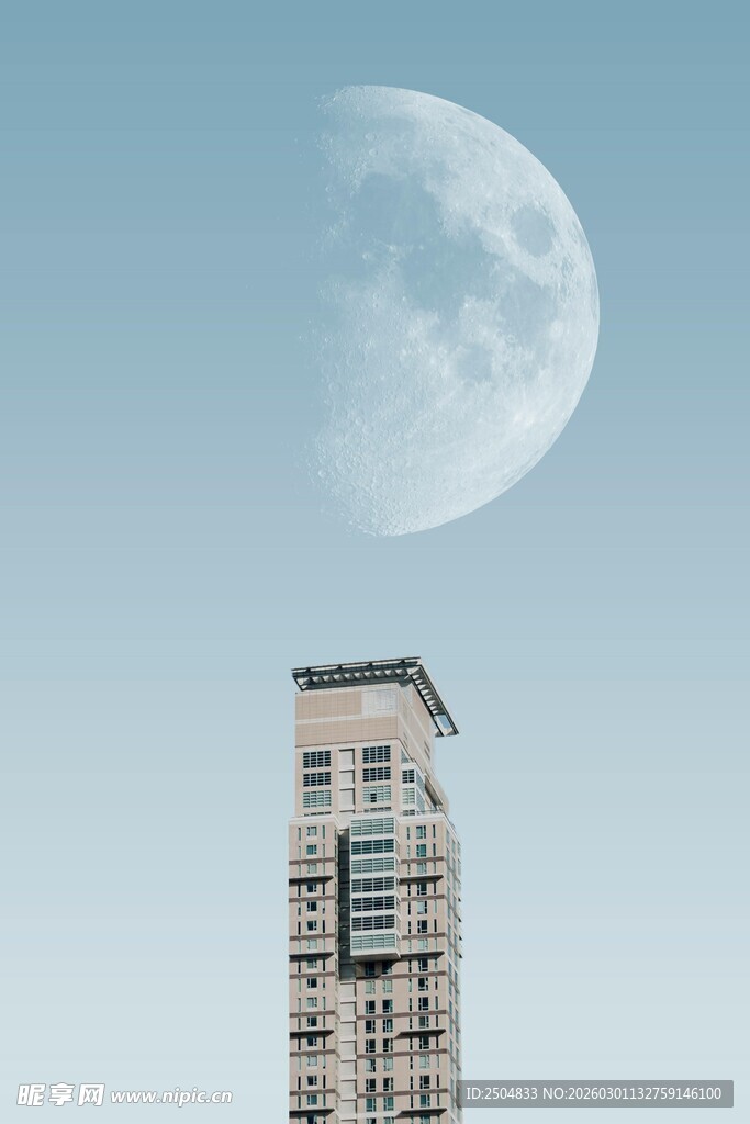 高楼之上的皎洁明月