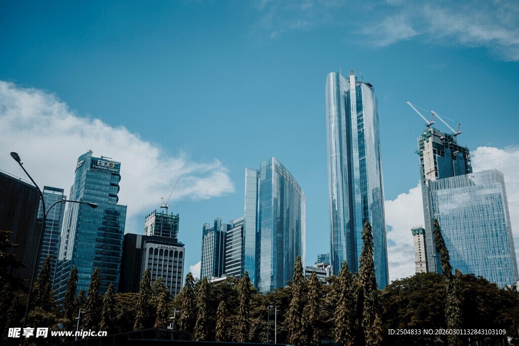 都市摩天大楼与蓝天绿树