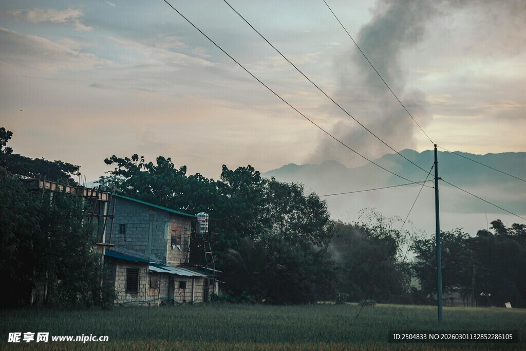 乡村晨景中的袅袅炊烟