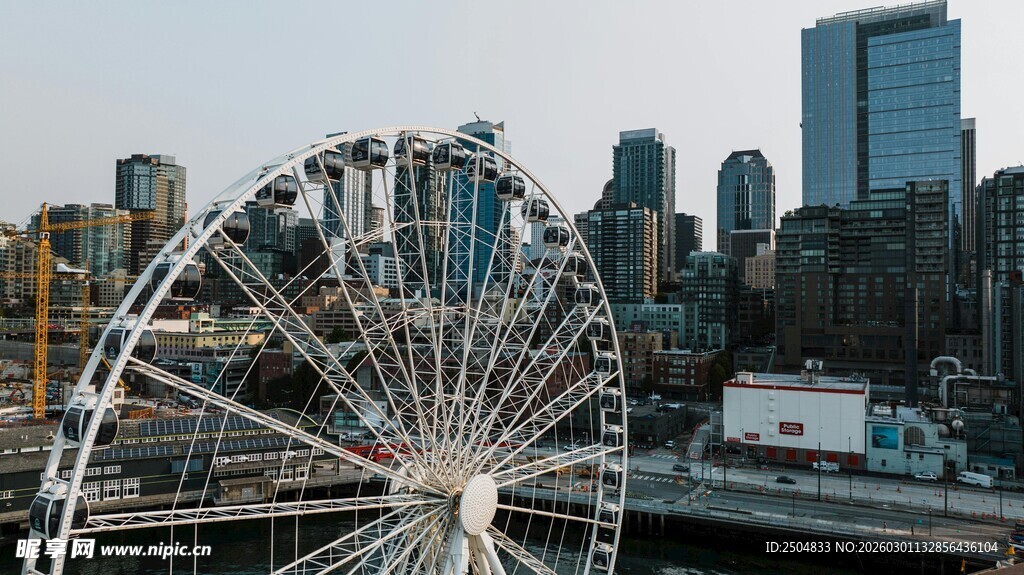 城市中的巨大摩天轮景观