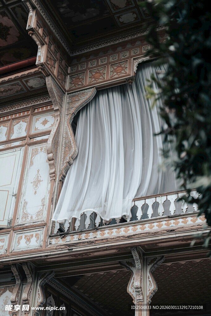 古典阳台 精致雕花与帷幔