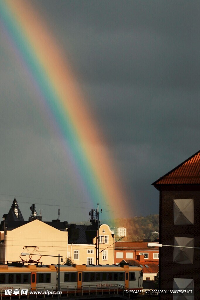 城市上空的绚丽彩虹