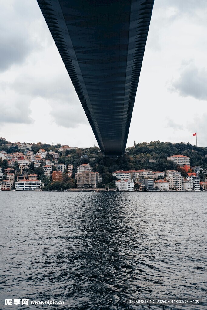 桥下视角的城市水域景观