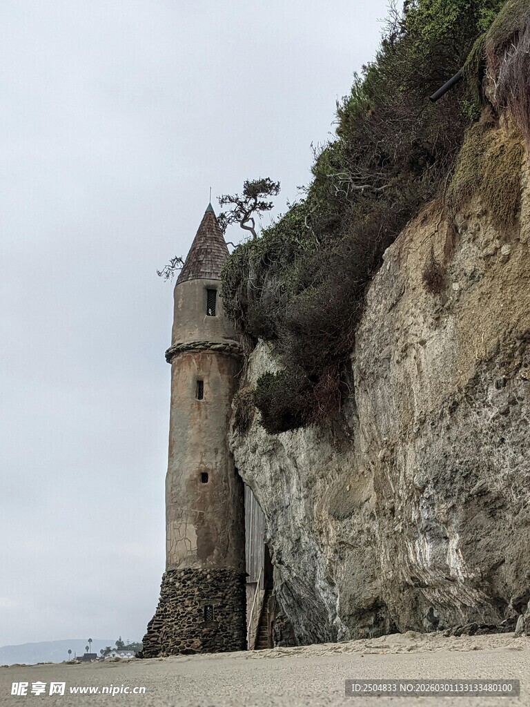 海边悬崖上的古老塔楼
