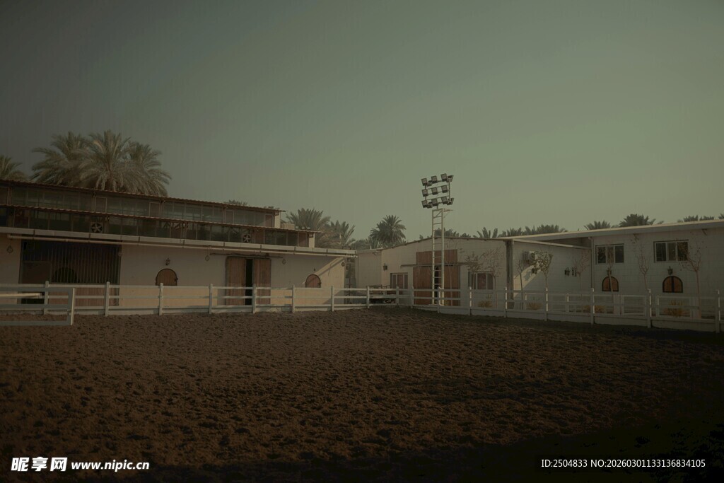 空旷场地旁的低矮建筑群