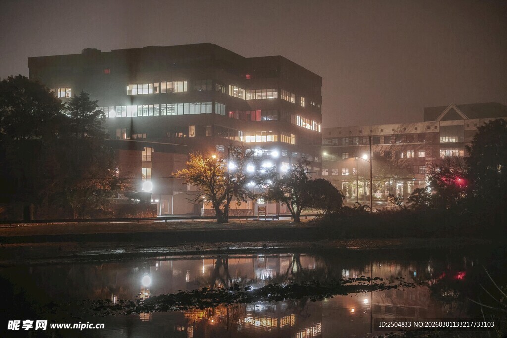 城市夜景中的建筑与水面倒影