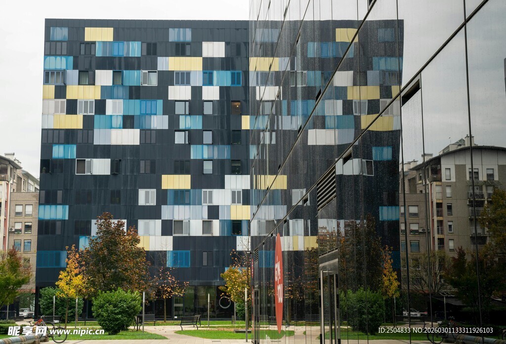 多彩方块装饰的现代建筑