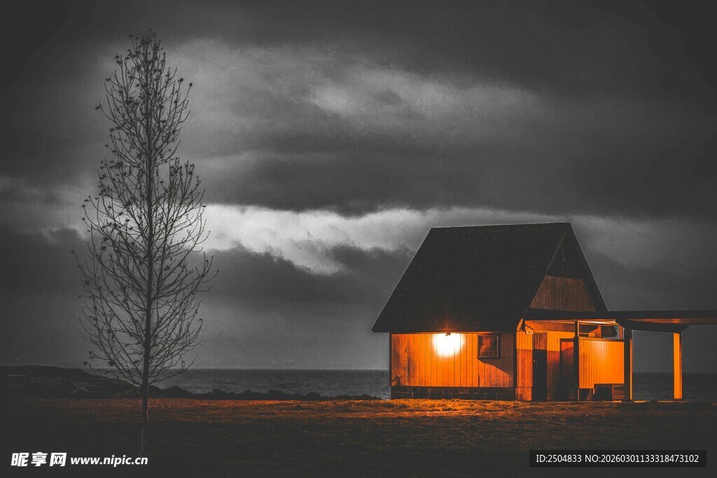 夜幕下的温馨小屋