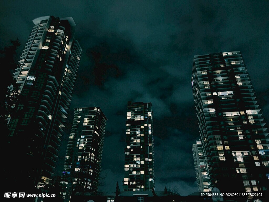 夜幕下的繁华都市高楼