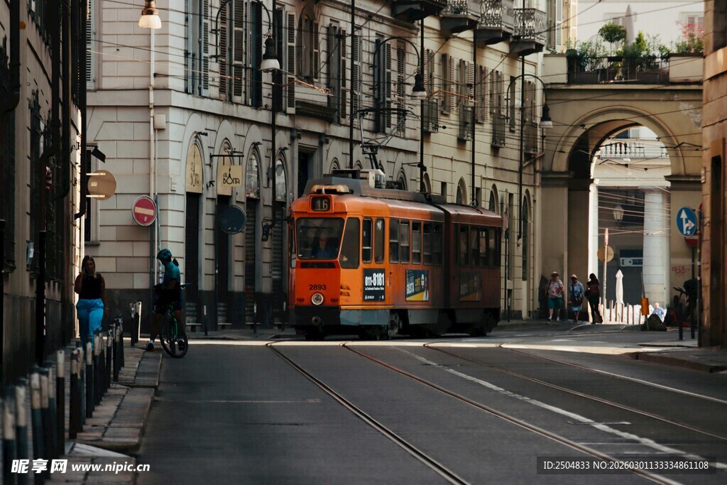 城市街道上的复古有轨电车