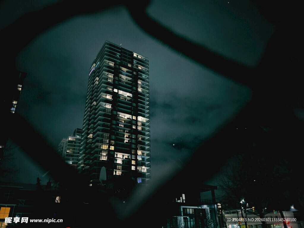 夜幕下的城市高楼剪影