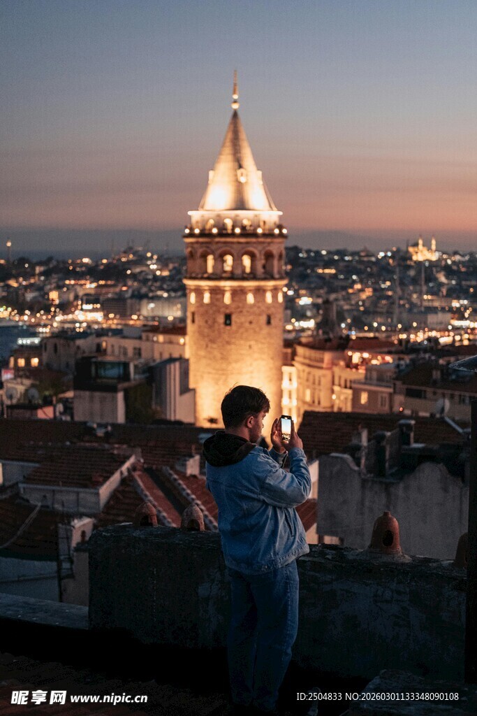 情侣于黄昏俯瞰城市塔楼