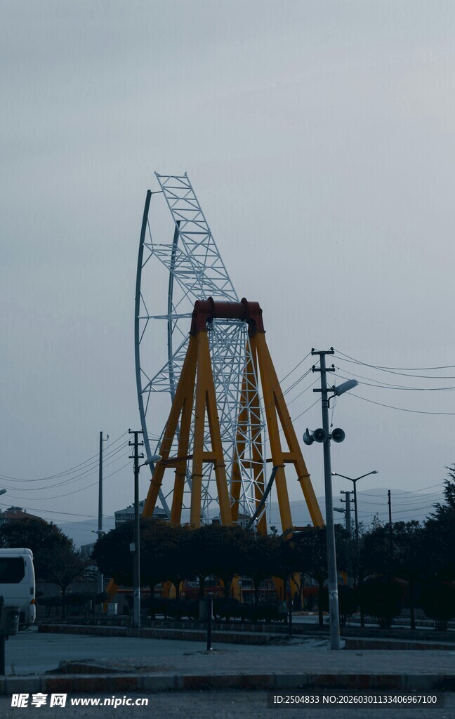 黄昏下的摩天轮