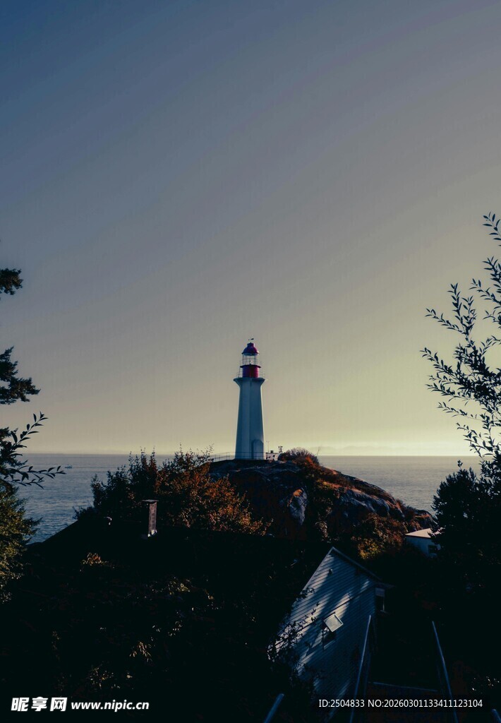 黄昏下的灯塔景观