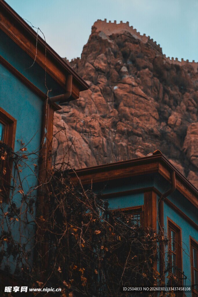 蓝房背靠巍峨山景