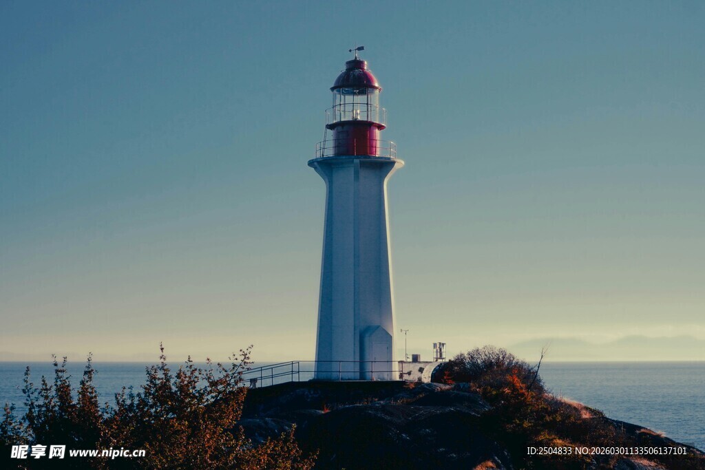 海边矗立的孤独白色灯塔