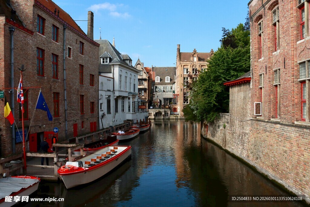 洲小镇河畔风景