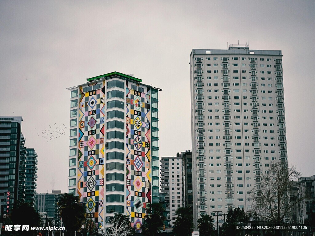 多彩外墙的城市高楼