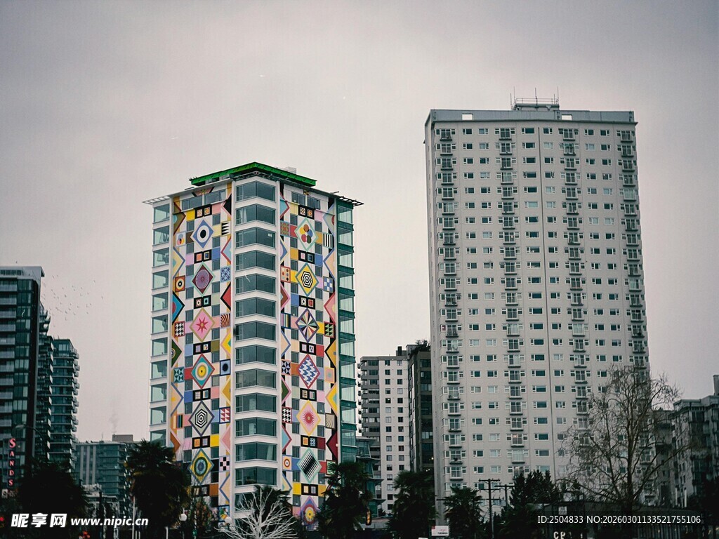 多彩外墙的城市高楼