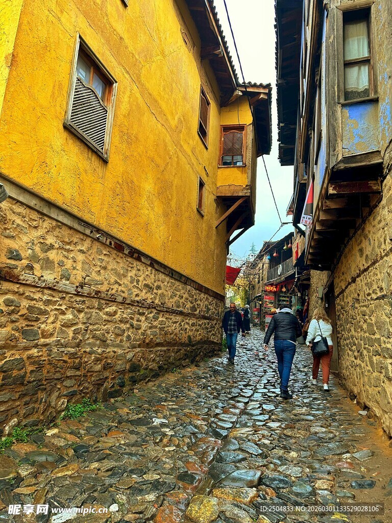 古老小巷中的行人漫步