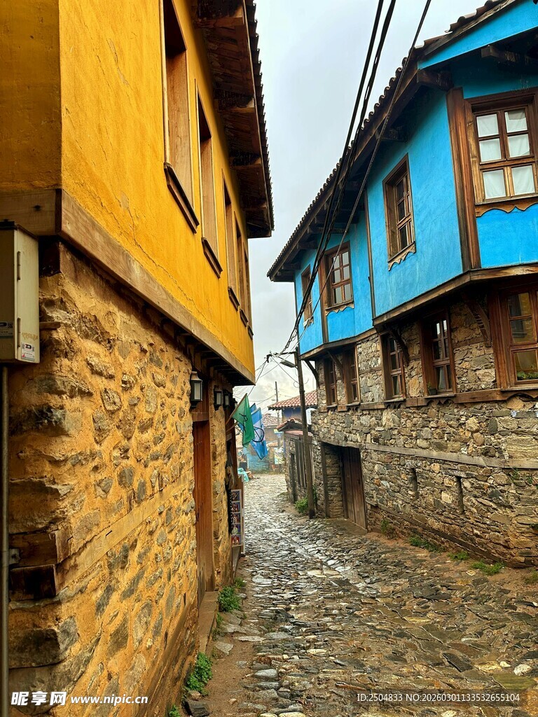 色彩斑斓的山间石板小巷