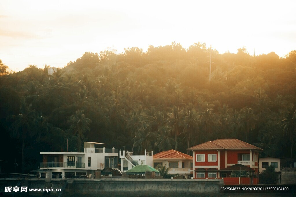 湖畔风光中的特色建筑