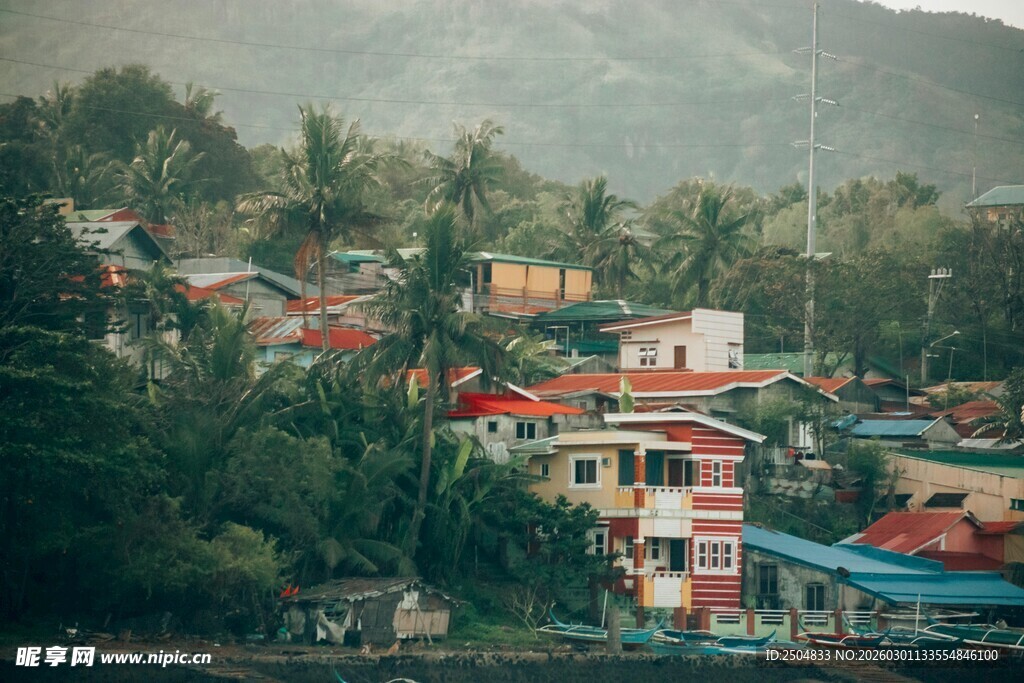山间多彩村落风景如画