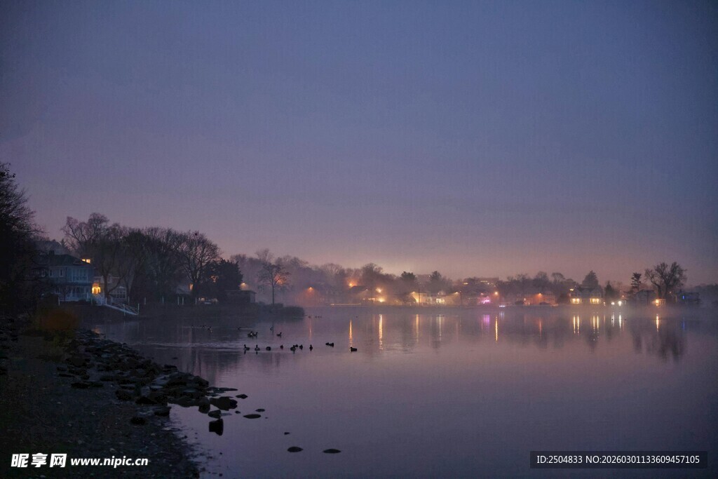湖畔暮色夜景