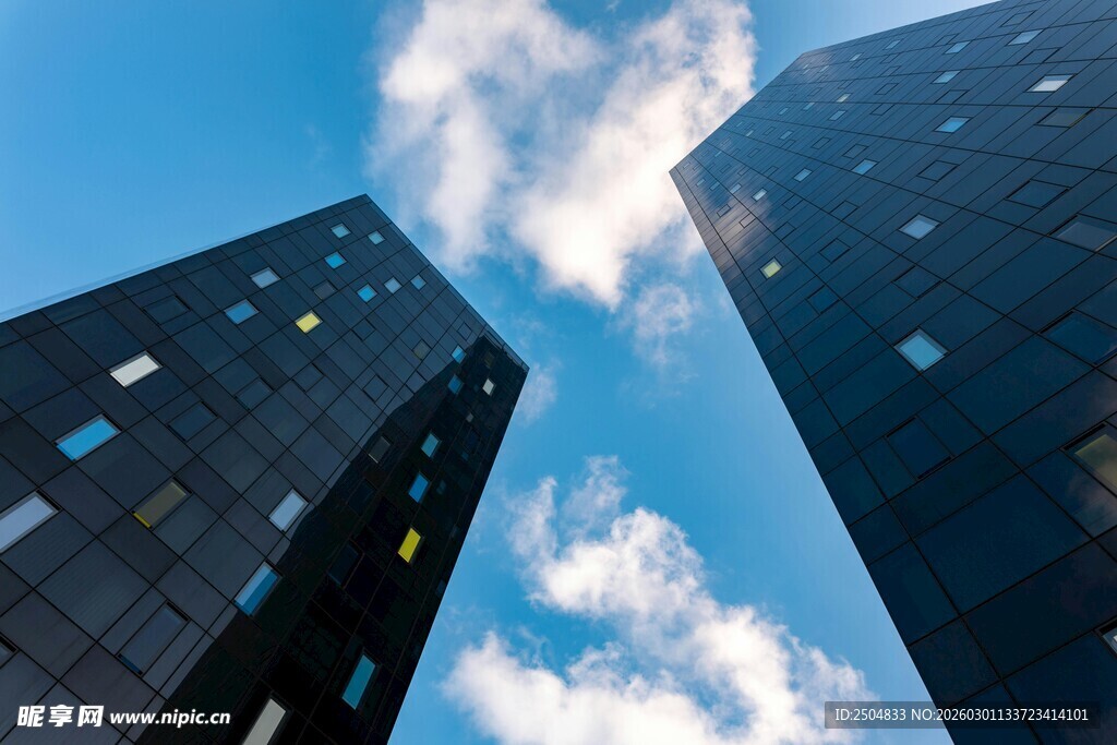 高楼矗立蓝天白云间
