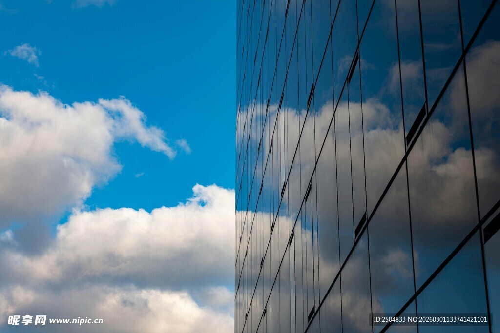 玻璃幕墙映蓝天白云