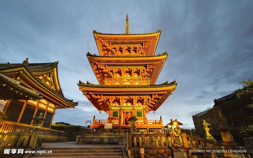 古雅塔楼在黄昏中闪耀