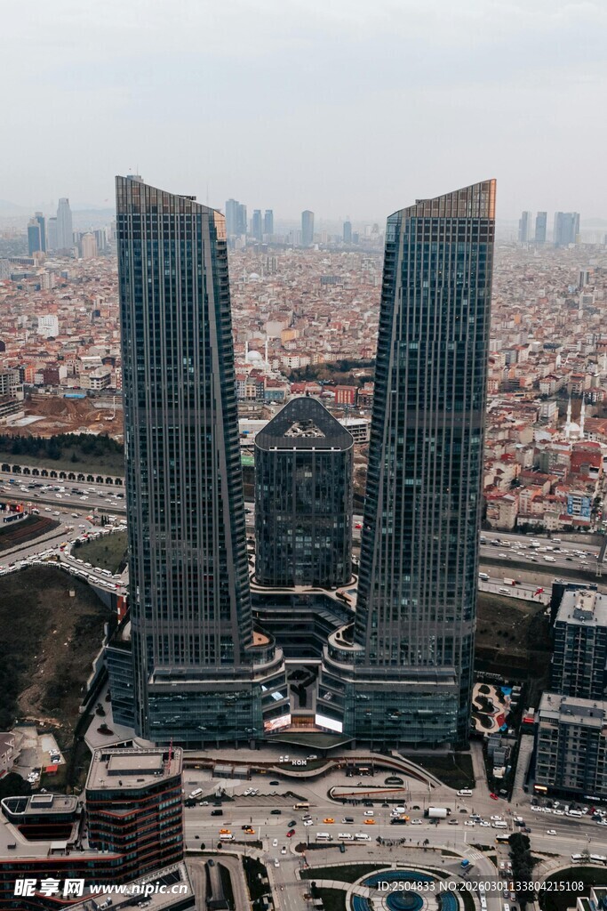 城市中矗立的双子摩天大楼