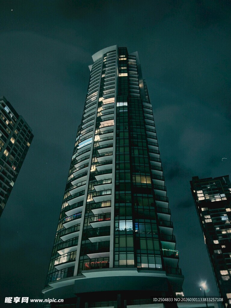 夜幕下的摩天大楼
