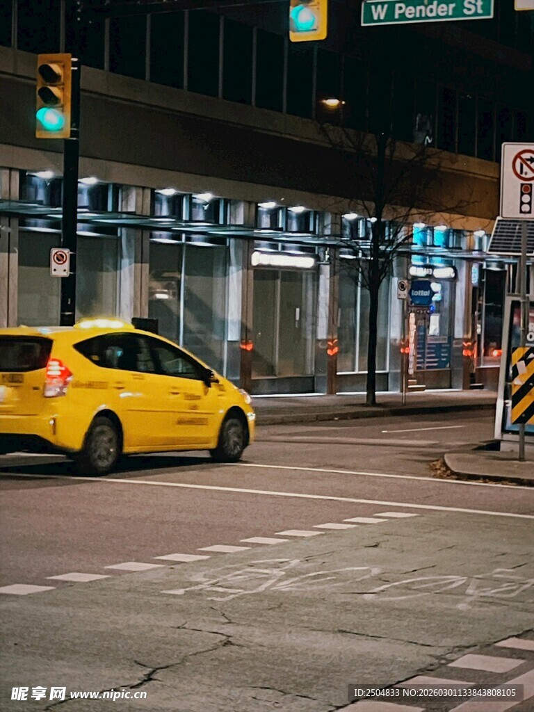 城市街道上的黄色出租车
