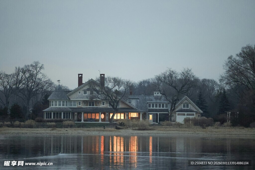 湖畔灯火通明的静谧庄园