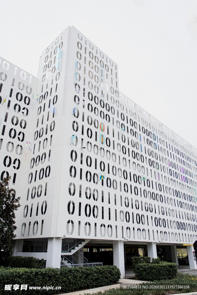 现代几何风格白色建筑外观