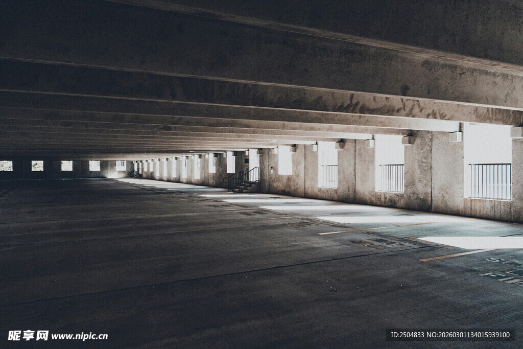 空旷昏暗的地下停车空间