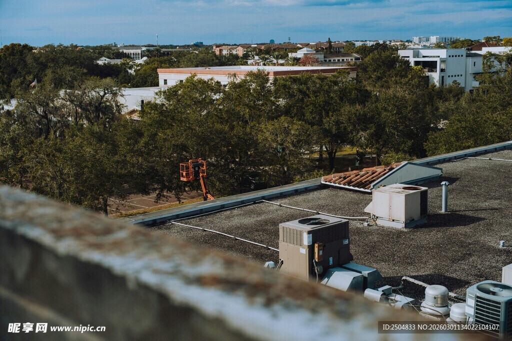 俯瞰城市屋顶与远处景观