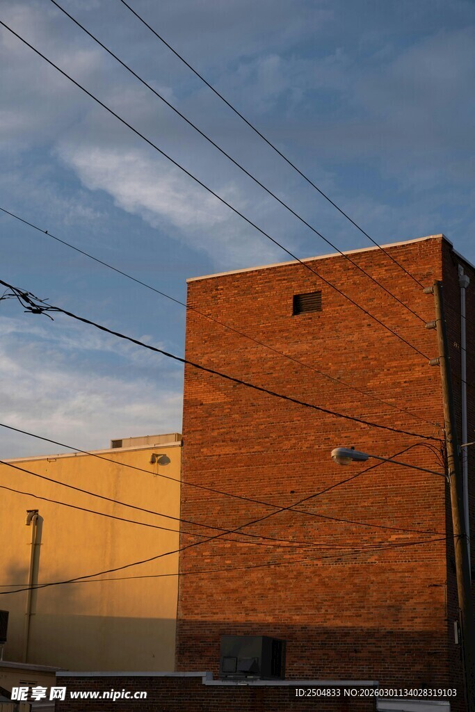 红砖建筑与空中电线