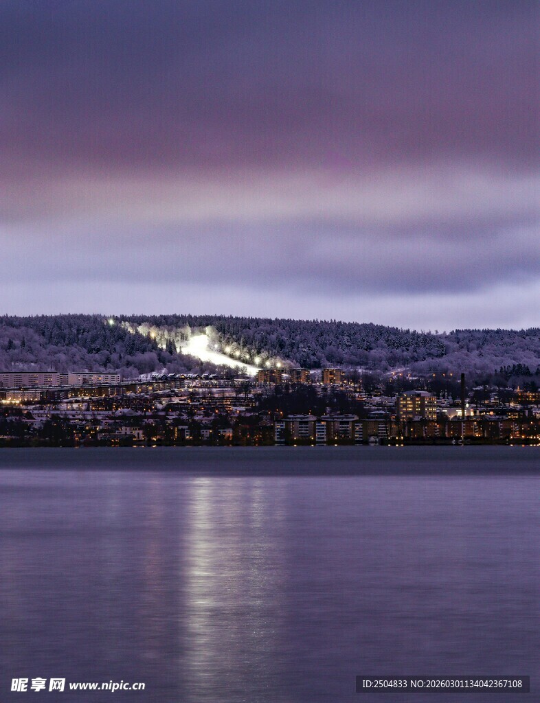 湖畔暮色中的山景风光
