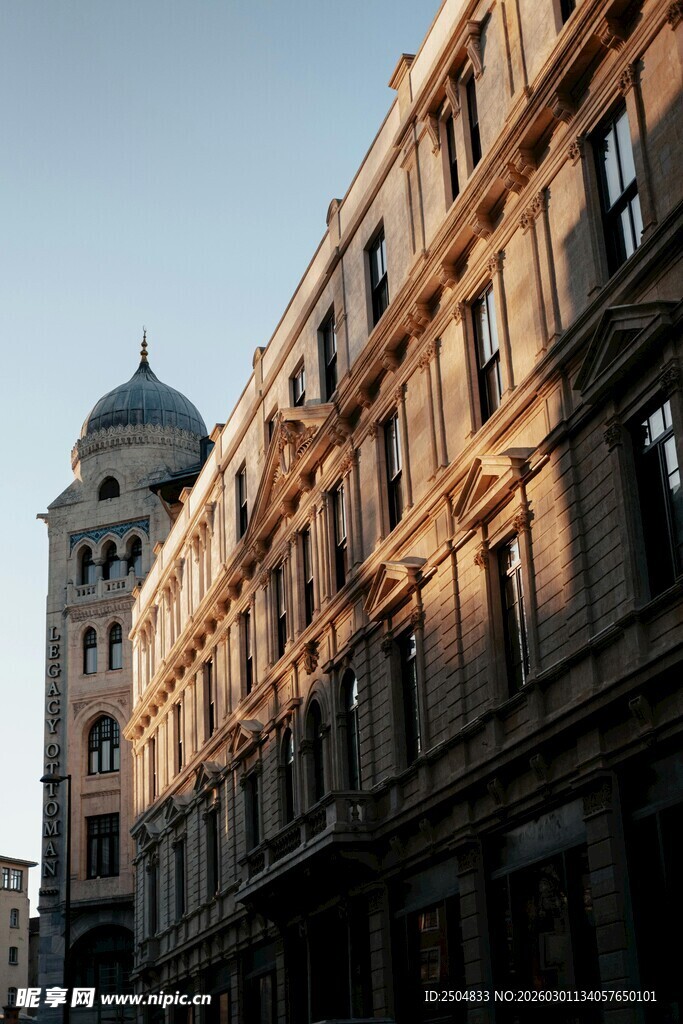 黄昏下的欧式建筑街景