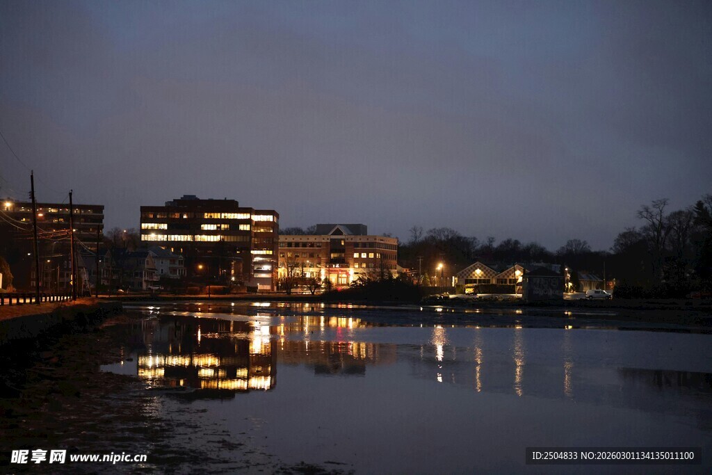 河畔夜景 城市灯火映水面
