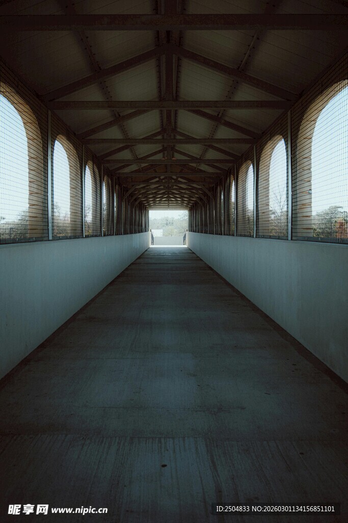 空旷长廊建筑内部景观
