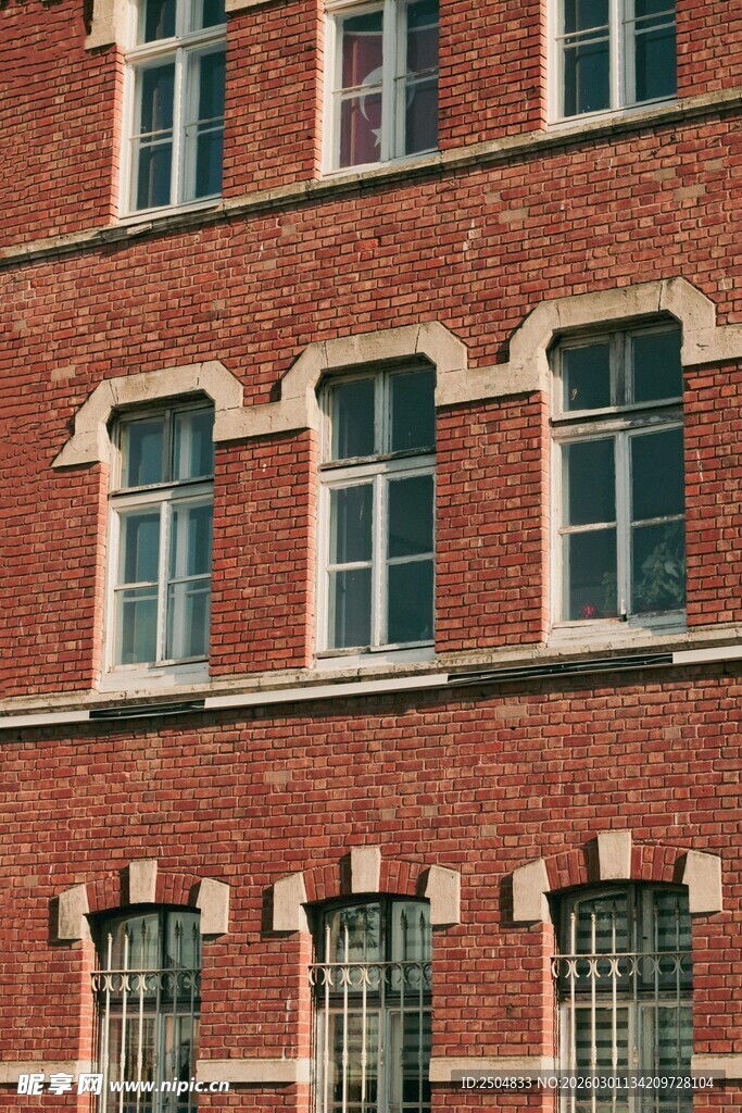 红砖建筑的多扇窗户